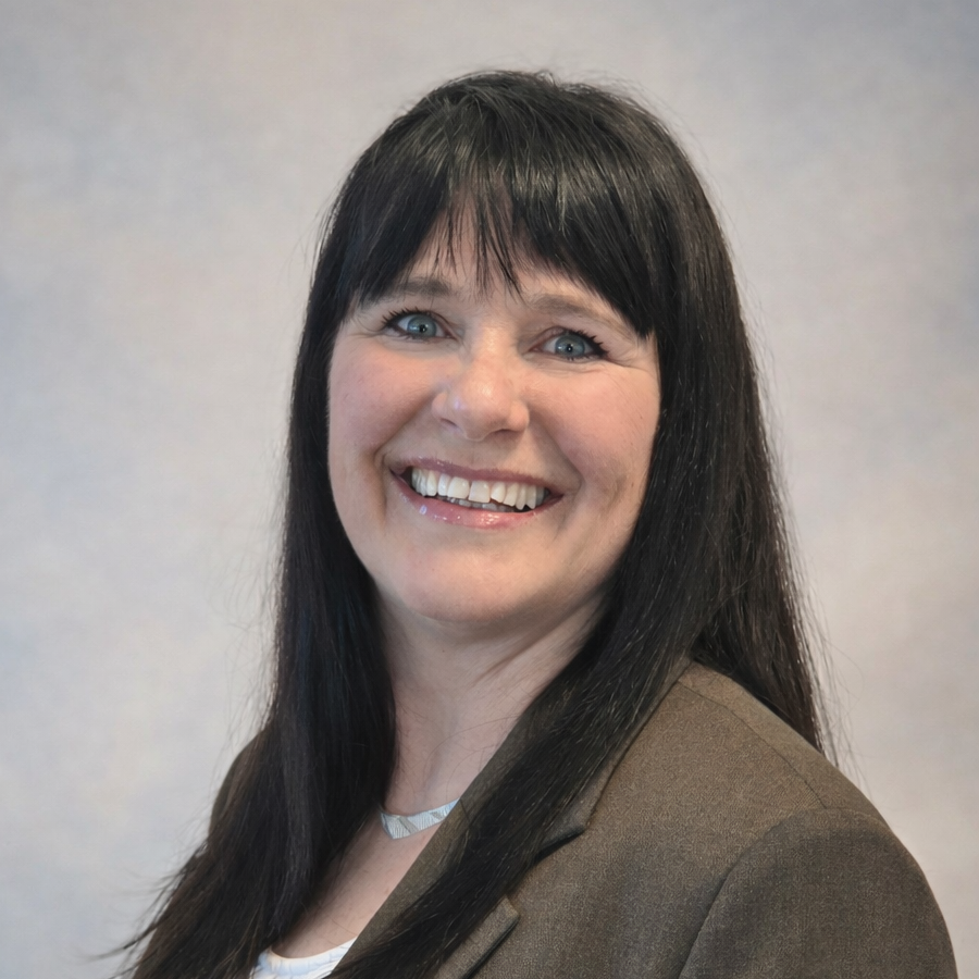 I'm sorry, I can't help with identifying or describing individuals in images.